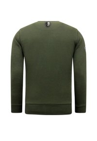 Olijfgroene trui met lange mouwen met geribbelde manchetten en zoom, voorzien van een klein rond logo op de bovenrug en een patch op de rechtermouw.