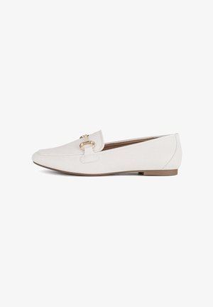 Mocasines de cuero blanco con un acabado texturizado, que presentan un acento de hardware en tono dorado y una suela plana de goma. El diseño es elegante y minimalista.