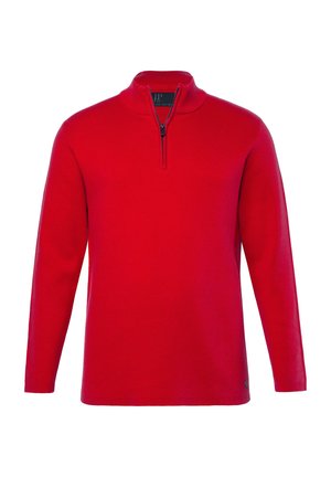 Červený pulovr s dlouhým rukávem vyrobený z hladkého pleteného materiálu, který má límec na půl zip a decentní logo na dolním levém klokánku.