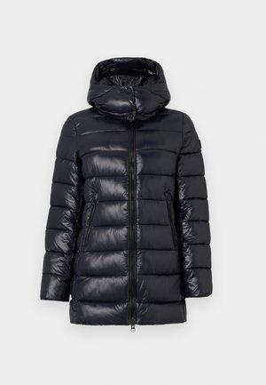 Jūras spēku pufers jacket ar spīdīgu apdari, zigzag šūtu tekstūru, noņemamu kapuci, divām sānu kabatām un priekšējo rāvējslēdzi.