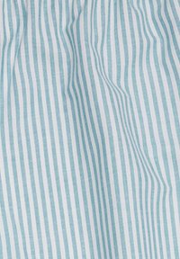 Lichtblauwe en witte verticaal gestreepte stof, met een gladde textuur en subtiele kreukels, geschikt voor kleding of thuistextiel.