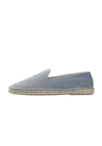 Denim espadrille med spids tådesign, lys bl�å hørmønster og en jute reb sål trimmet med beige syninger.