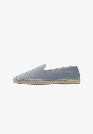 Denim-Espadrille mit einer spitzen Zehenform, hellblauem Fischgrätmuster und einer Jutesohle, die mit beigem Faden umnäht ist.