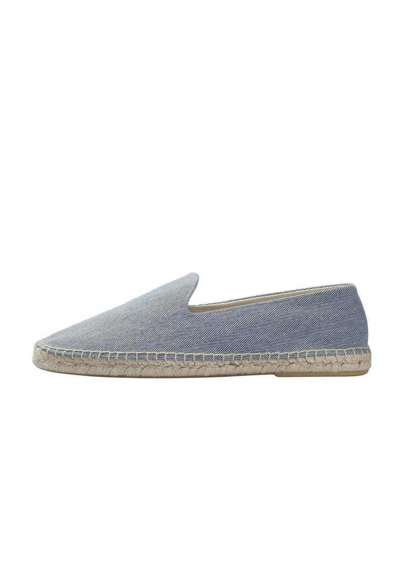 Denim espadrille med spids tådesign, lys blå hørmønster og en jute reb sål trimmet med beige syninger.