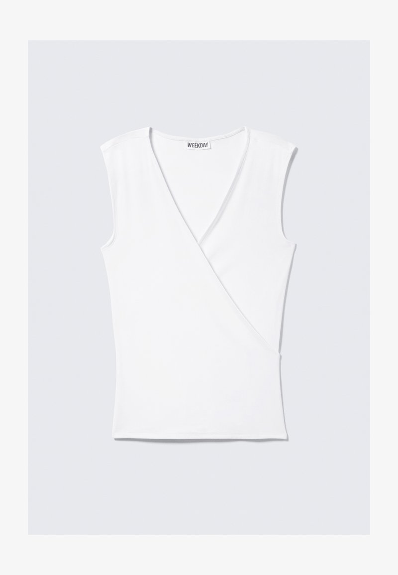 Valge ilma varrukateta topp, millel on keeratud disain, valmistatud sileda kangaga, sügava V-kaelusega ning keha lähedal oleva siluetiga.