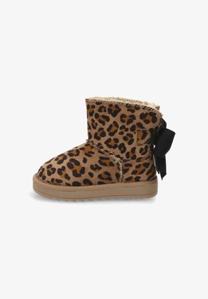 Botas de tobillo con estampado de leopardo, exterior de ante marrón, forro de piel sintética y un acento de cinta negra en el costado. Suela de goma plana.
