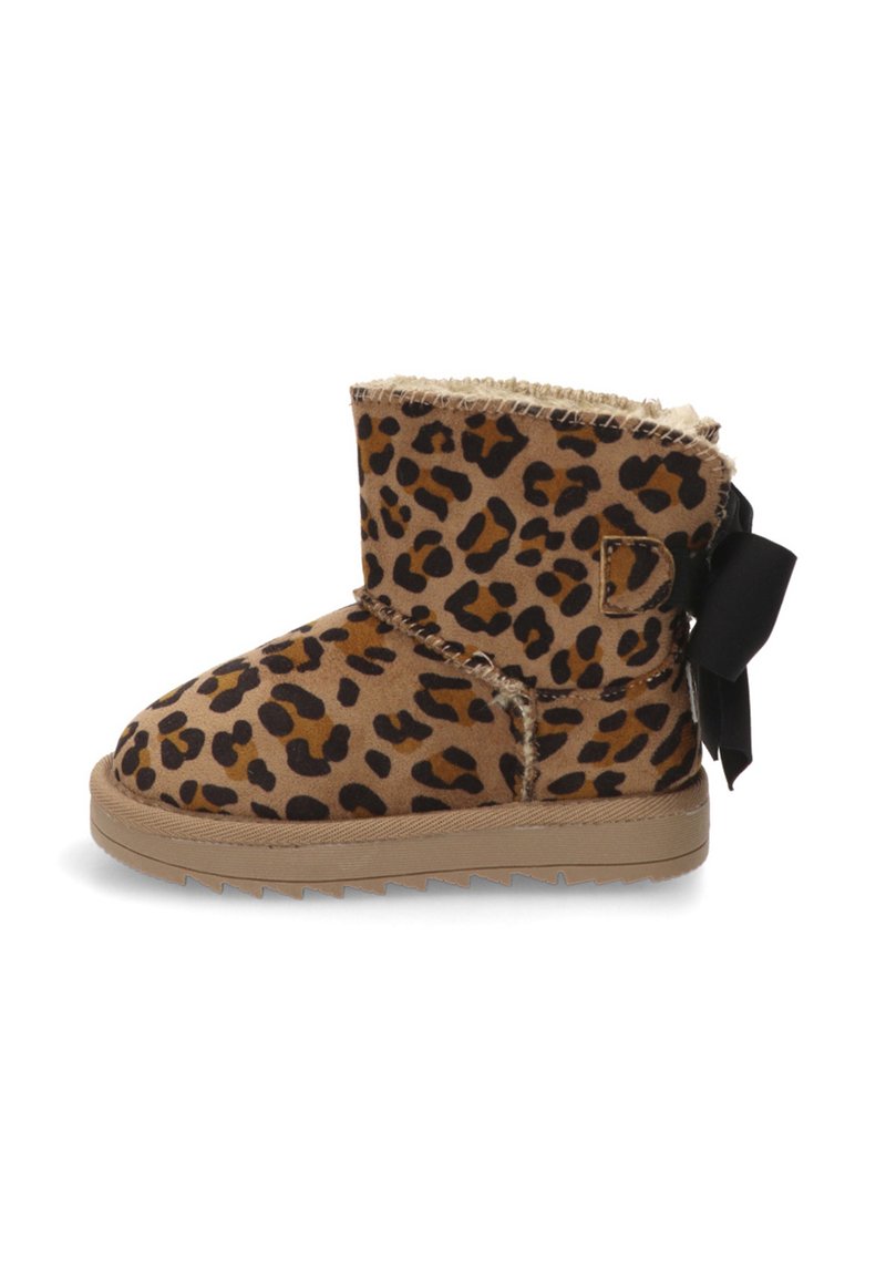 Botas de tobillo con estampado de leopardo, exterior de ante marrón, forro de piel sintética y un acento de cinta negra en el costado. Suela de goma plana.