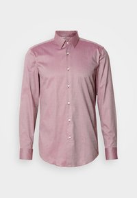 Camicia da uomo a maniche lunghe di colore rosa chiaro con un sottile motivo geometrico, colletto a puntini e piccoli bottoni bianchi lungo la parte anteriore.