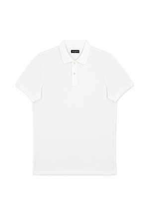 Biała koszulka polo z krótkim rękawem, kołnierzykiem i dwoma guzikami na listwie, ułożona na płasko na białym tle.