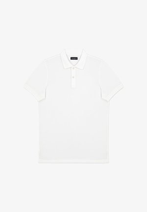 Biała koszulka polo z krótkim rękawem, kołnierzykiem i dwoma guzikami na listwie, ułożona na płasko na białym tle.