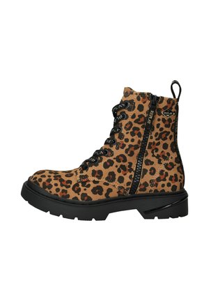 Leopardprint enkelboots met een bruine suede afwerking, zwarte rubberen zool en een zijrits. Kenmerken zijn het zwarte vetersysteem en merkaccenten.