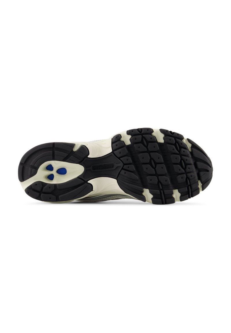 Suela de zapato para correr con una suela exterior de goma negra texturizada. Presenta elementos en blanco y gris claro con tres acentos azules y un diseño curvado.