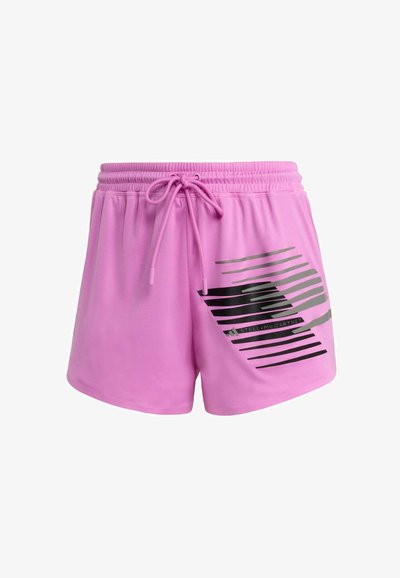 Shorts de sport roses en tissu lisse avec une taille élastique et un cordon de serrage. Présente des rayures diagonales noires et un logo distinctif.