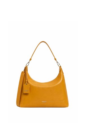 Borsa in pelle giallo senape con manico superiore curvo e tracolla staccabile, con etichetta marchiata e logo Twinset sul davanti.