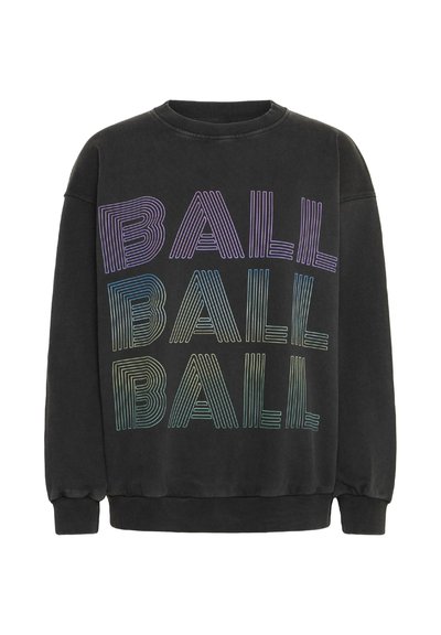 Čierna mikina s okrúhlym výstrihom a rebrovanými manžetami a spodným lemom, na ktorej sú trikrát opakované slová "BALL" vo vertikálnych pruhovaných písmenách fialovej, modrej a zelenej farby.