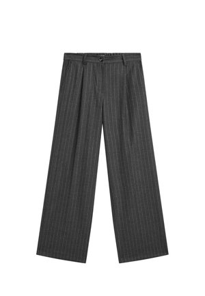 Pantaloni a gamba larga grigi realizzati in un tessuto a righe. Presentano una chiusura con bottone, passanti per cintura e leggere pieghe anteriori.