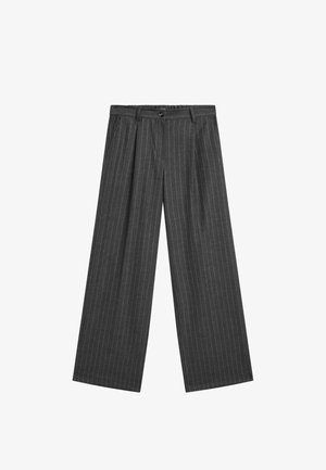 Grijze wijde broek van stof met een streepjespatroon. Voorzien van een knoopsluiting, riemlussen en subtiele plooien aan de voorkant.