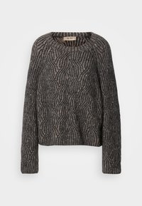 Teksturowany, oversize sweter w ciemnoszarym i czarnym kolorze. Posiada falisty wzór z subtelnym połyskiem oraz ściągacze na rękawach. Okrągły dekolt i luźny krój.