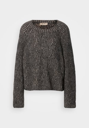Teksturowany, oversize sweter w ciemnoszarym i czarnym kolorze. Posiada falisty wzór z subtelnym połyskiem oraz ściągacze na rękawach. Okrągły dekolt i luźny krój.