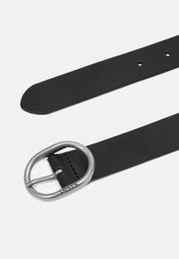 Ceinture en cuir noir avec une boucle métallique ronde en argent et plusieurs trous d'ajustement, présentant une texture lisse et des bords nets.