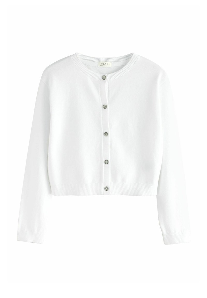 Hvid, cropped cardigan lavet af blødt materiale; har lange ærmer, en rund halsudskæring og seks runde grå knapper foran.
