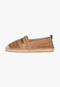 Espadrille-Schuh mit einem geflochtenen, tanfarbenen Außenmaterial, geschlossener Zehenpartie und dekorativer Naht. Verfügt über ein strukturiertes Obermaterial und eine flache, natürliche Jutesohle.