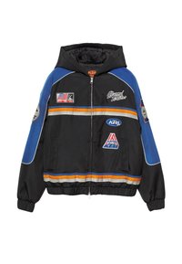 Crna jakna s kapuljačom, s plavim detaljima i višestrukim aplikacijama, uključujući logotipe i pruge u narančastoj i sivoj boji. Zatvaranje na dugme.