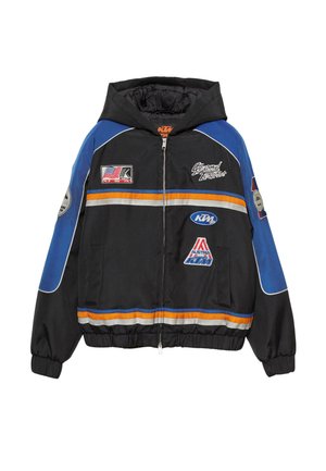 Čierna bunda s kapucňou, s modrými akcentmi a viacerými nášivkami, vrátane log a pruhov v oranžovej a šedej farbe. Zapínanie na zips.