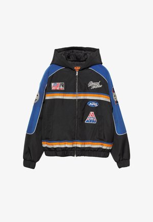 Zwarte jas met een capuchon, voorzien van blauwe accenten en meerdere patches, waaronder logo's en strepen in oranje en grijs. Met ritsluiting.