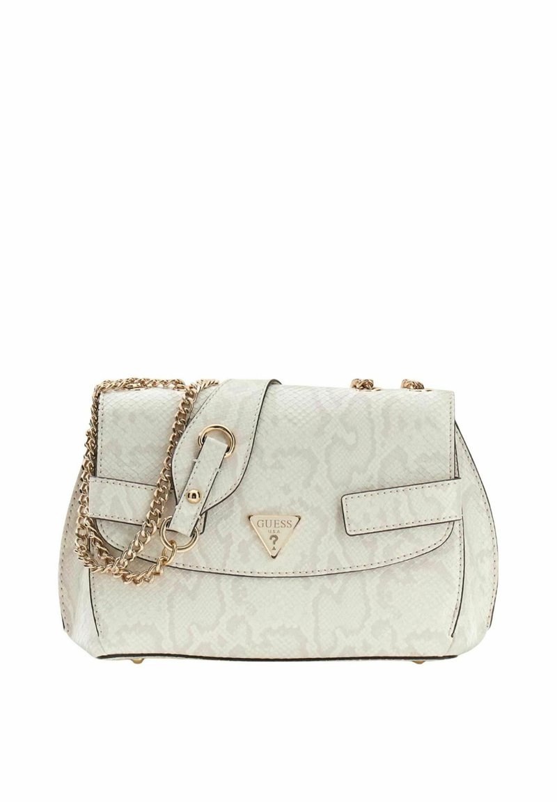 Sac à main blanc à texture peau de serpent avec ferrures dorées, doté d'une bandoulière en chaîne et d'une fermeture à rabat. Logo affiché de manière visible.