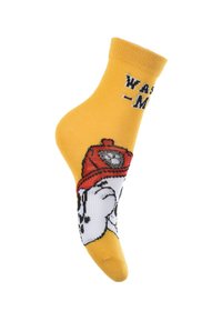 Calcetín de algodón amarillo que presenta un personaje de dibujos animados con un sombrero rojo y el texto "LÁVAME". El diseño es divertido y tiene una textura suave.