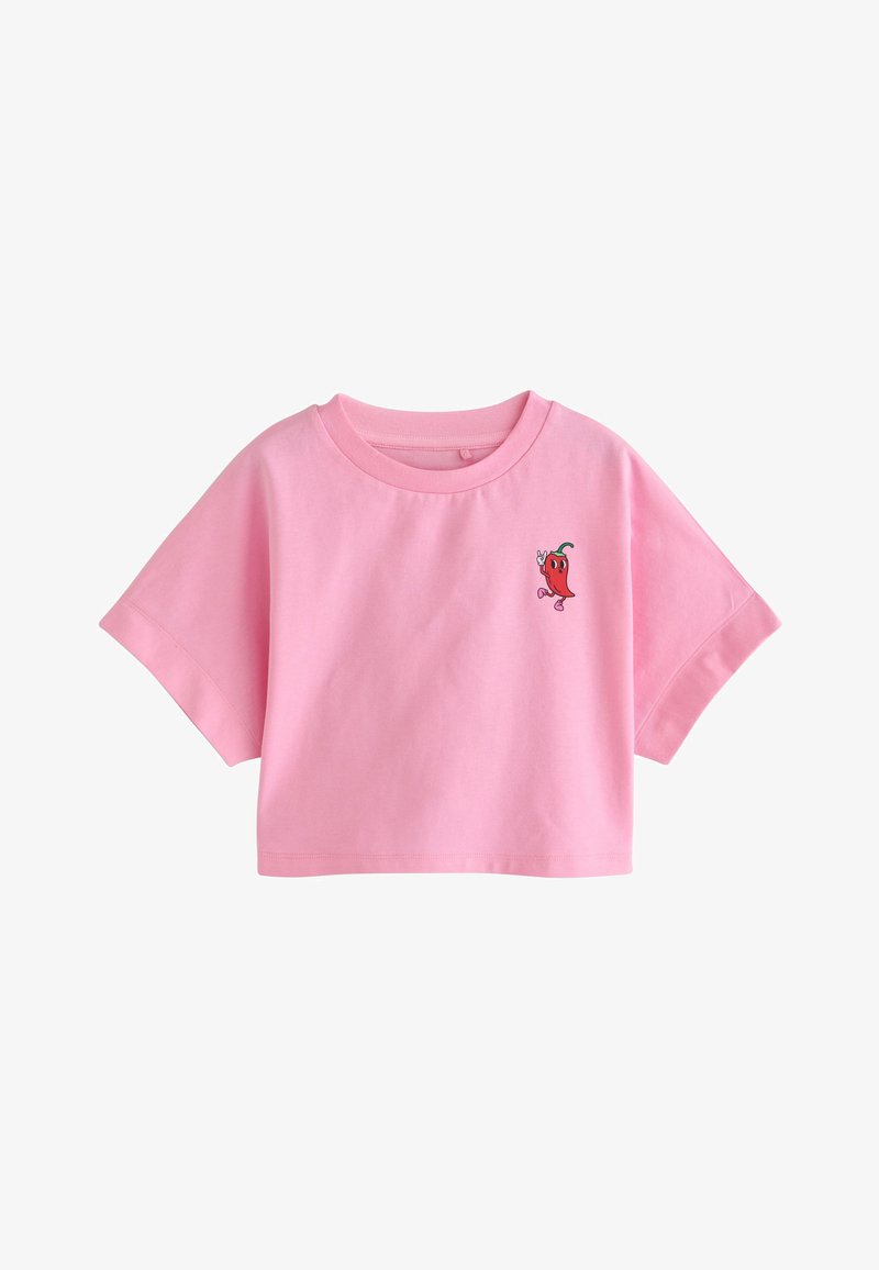 Rózsaszín rövid ujjú crop top póló apró rajzfilm csilipaprika grafikával a bal mellrészen, ami béke jelet mutat.