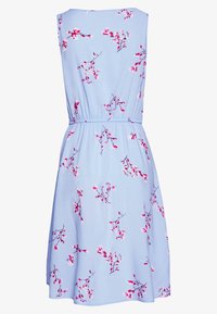 Modré bezrukávové šaty s květinovým vzorem v růžové a bílé barvě, s elastickým pasem a áčkovou sukní.
