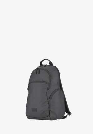 Zaino nero compatto con più scomparti con zip e spallacci imbottiti, posizionato in piedi su uno sfondo bianco.