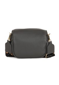 Grijze leren schoudertas met een gestructureerd ontwerp, gouden hardware en een patroonrijke schouderriem met zwarte en bruine accenten.