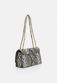 Kabelka s hadím vzorem v odstínech šedé. Disponuje zlatým řetízkem a klopovým zapínáním. Měkká textura s černými akcenty.