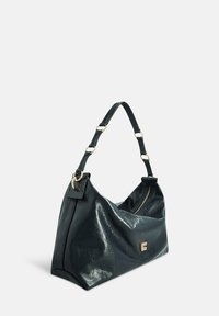 Zwarte leren handtas met een glanzende afwerking, een gebogen vorm, een enkele riem met gouden beslag en een ritssluiting. Klein logo-accent aan de voorkant.