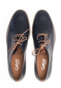 Pantofi din piele de culoare navy, cu un finisaj neted, vârfuri rotunde și șireturi de culoare maro deschis. Interiorul prezintă logo-ul "Gabor comfort." Talpa este din policarbonat.
