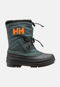 Stivali impermeabili verdi con suole nere in gomma, tomaia in tessuto strutturato, coulisse regolabile e logo arancione sul lato.