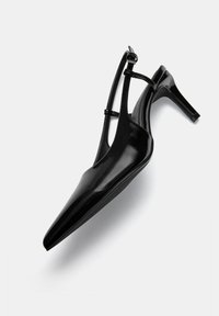 Črne patentirane usnjene slingback čevlje s koničastim nosom in stiletto peto. Imajo ozko ankletno trakico in bleščeč zaključek.