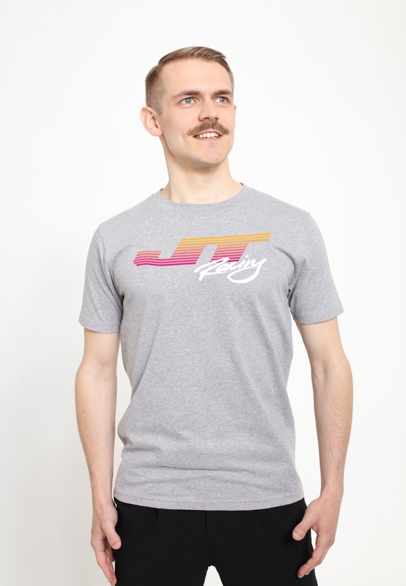 Šedé bavlněné tričko s barevným grafickým potiskem "JT Racing" obsahující horizontální pruhy v růžové, oranžové a žluté barvě. Krátké rukávy a kulatý výstřih.