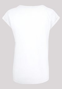 Weißes T-Shirt mit weichem Textur, mit kurzen, gerollten Ärmeln und rundem Ausschnitt. Der Rücken ist schlicht ohne Muster oder Akzente.