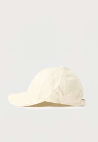 Kapa za baseball iz kremastega bombaža, ukrivljen ščitnik, izvezen logotip na sprednji strani, nastavljiv trak zadaj, gladka tekstura.