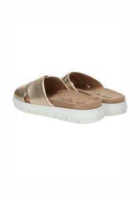 Gouden metallische slide sandalen met een gladde bovenkant, brede banden en een gevoerde tan instap. Getextureerde witte rubberen zool met groeven.