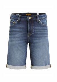 Shorts en denim de couleur bleu moyen avec ourlet roulé. Comprend cinq poches, des coutures jaunes et une fermeture à bouton métallique. Étiquette de marque visible.