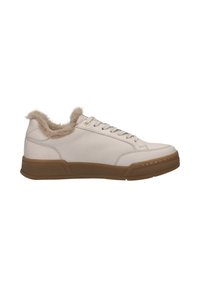 Weiße Ledersneaker mit tanfarbenem Gummisohle, strukturiertem Zehenbereich, runden Schnürsenkeln und einem Kunstfellkragen für zusätzlichen Komfort.