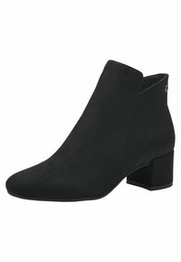 Bottine noire en matériau suédé, avec un bout pointu et un talon bloc ; présente un design découpé sur le côté et un détail subtil en métal.