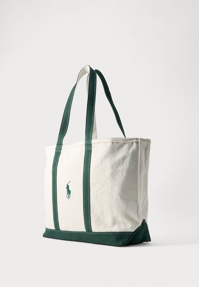 Sac fourre-tout en toile blanche avec poignées vert foncé, bordures et logo du cheval Polo Ralph Lauren centré sur le panneau avant.