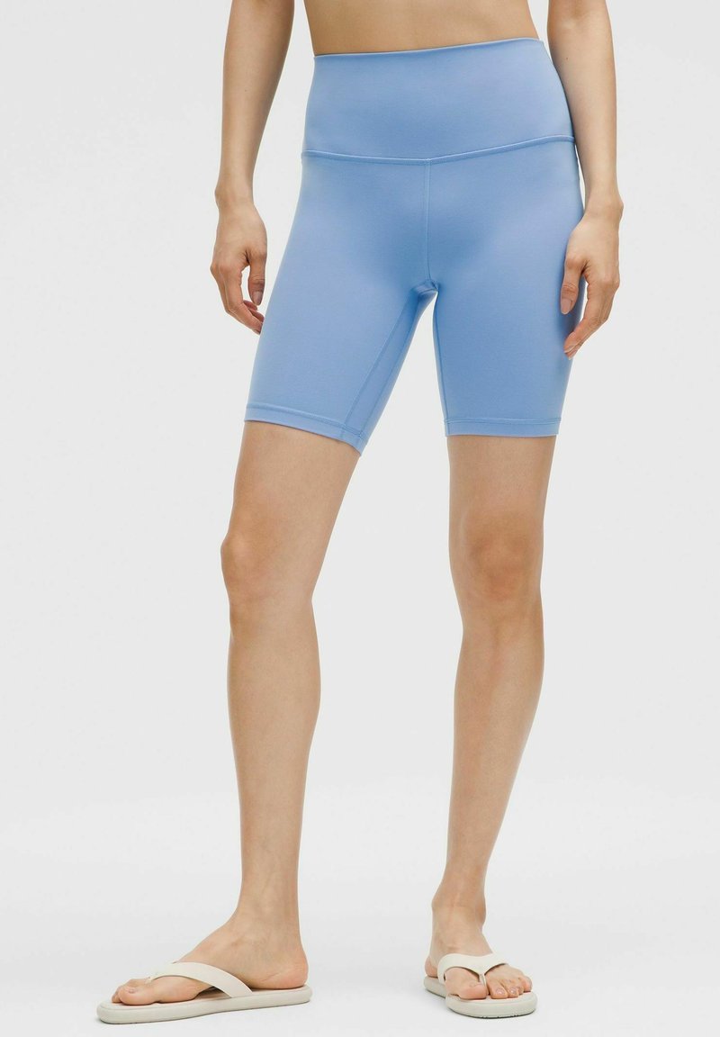 Lichtblauwe hoge fietsshorts van rekbaar materiaal, met een naadloos ontwerp en een gladde textuur, die net boven de knie eindigen.