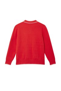 Élénk piros, hosszú ujjas pulóver, fehér varrással a galléron, mandzsettákon és az alján, laposan elhelyezve, a hátulján látható.